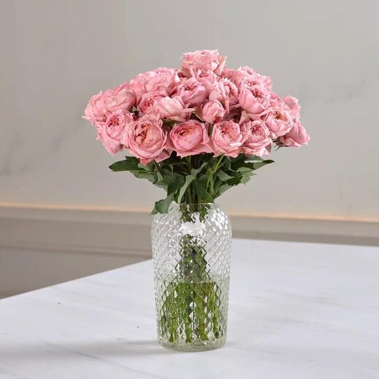 Букет из 13 кустовых роз Juliet в вазе