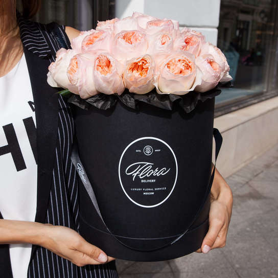 Шляпная коробка Grand "Розы Austin Juliet" BLVCK