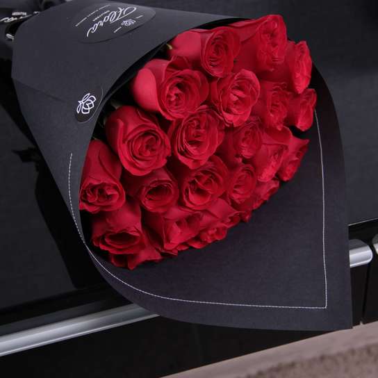 Букет из 21 розы "Red Kenya" BLVCK