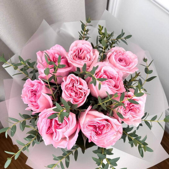 Букет из 9 розовых роз Pink O'Hara с эвкалиптом