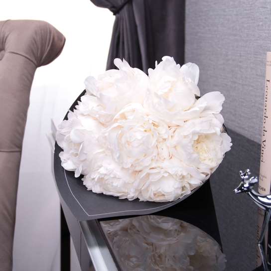 Букет из 7 пионов "Madame Claude Tain" BLVCK