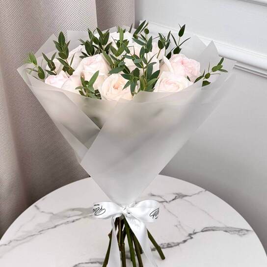 Букет из 9 пионовидных роз White O'Hara с эвкалиптом Фото 2