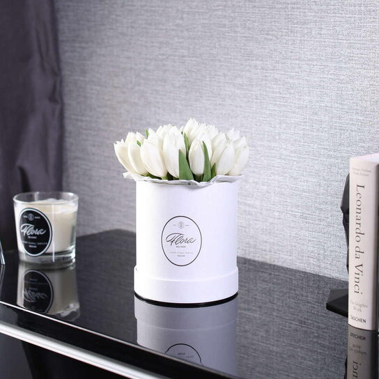 Белые тюльпаны в шляпной коробке Demi WHITE