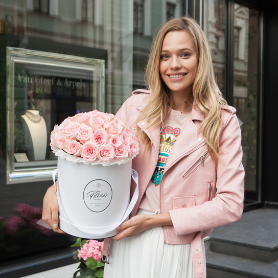 Шляпная коробка Grand с розовыми розами  WHITE