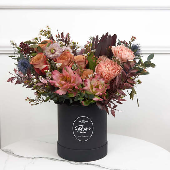 Букет "Virginie" в шляпной коробке Demi BLVCK