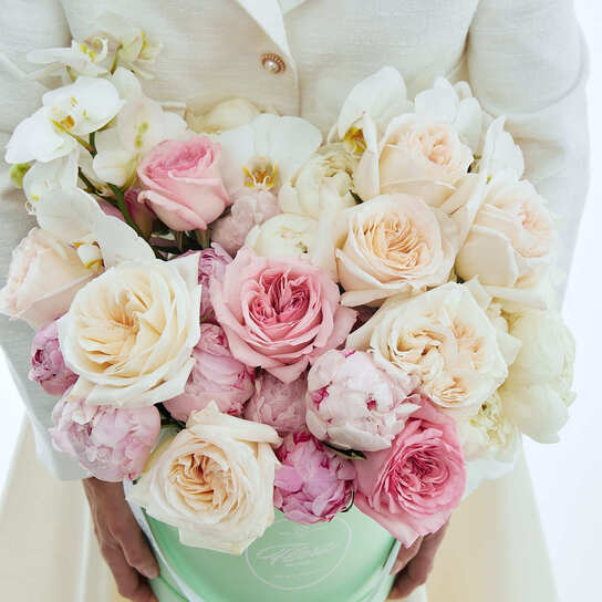 Шляпная коробка с орхидеями и садовыми розами