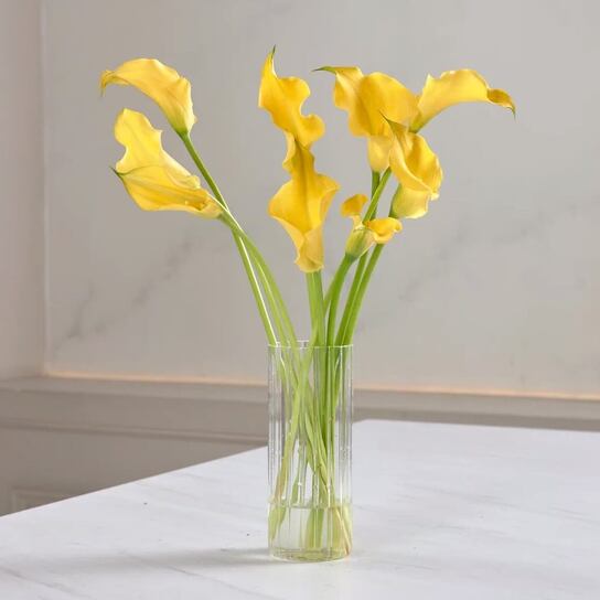 Букет из желтых калл в вазе