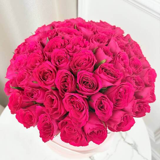 Шляпная коробка Grand с малиновыми розами PINK