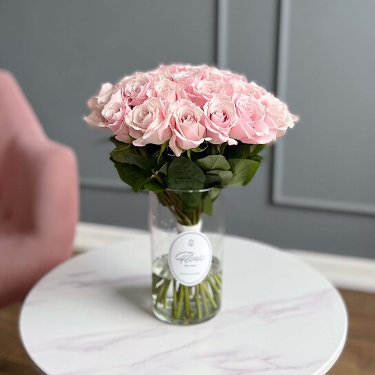Букет из 31 розы "Sweet Escimo" в вазе Фото 3