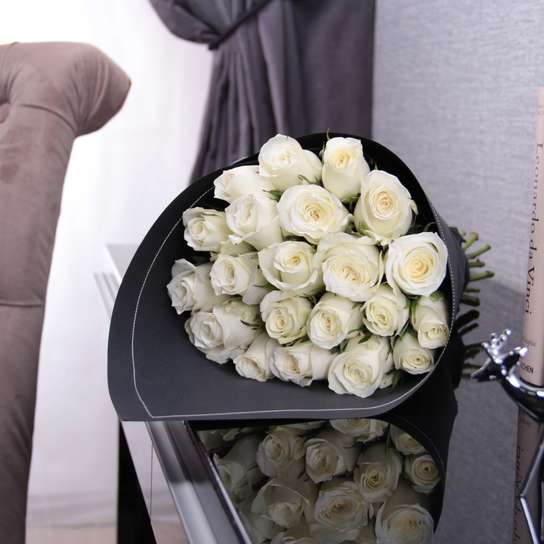 Букет из 21 розы "White Kenya" BLVCK