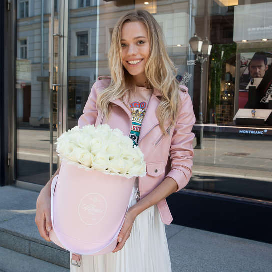 Шляпная коробка Grand с белыми розами PINK