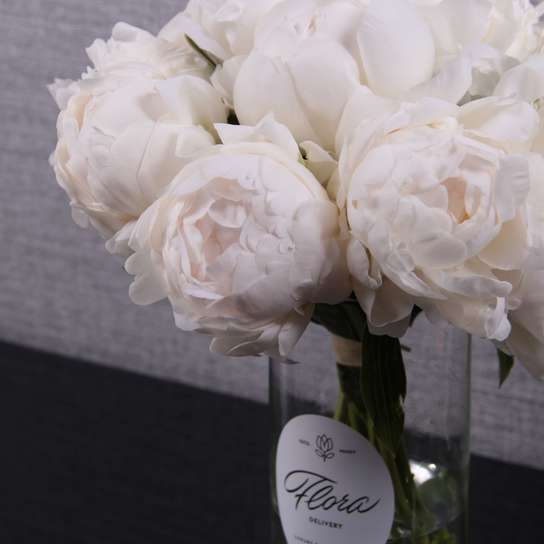 Букет из 11 пионов "Madame Claude Tain" в вазе