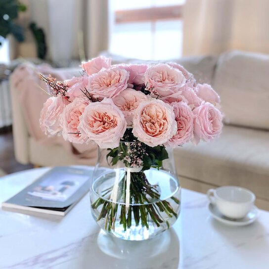 Букет из 35 японских селективных роз "Tsumugi" в вазе