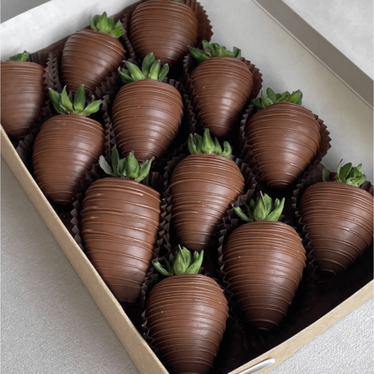 Набор клубники в молочном шоколаде 9 шт