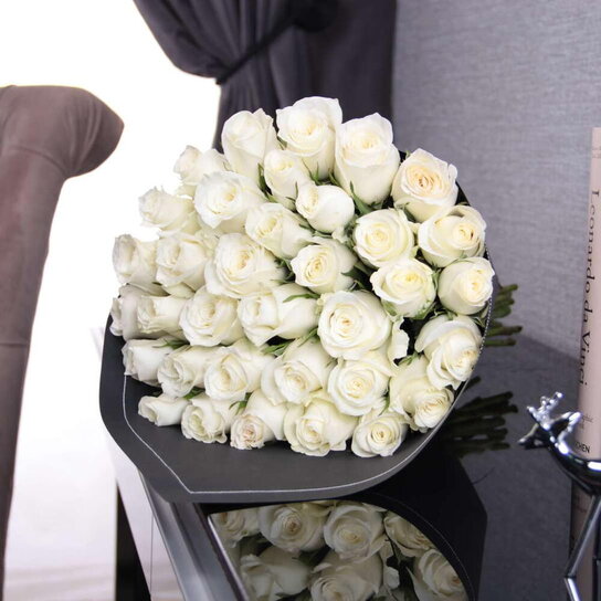 Букет из 35 роз "White Kenya" BLVCK