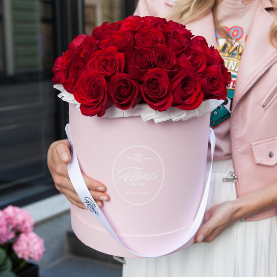Шляпная коробка Grand с красными розами PINK