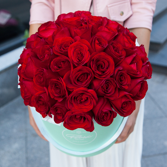 Шляпная коробка Grand с красными розами  GREEN