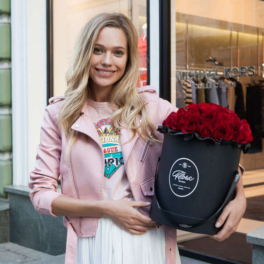 Шляпная коробка Grand с красными розами  BLVCK