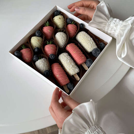 Набор клубники и бананов в белом шоколаде 12 шт