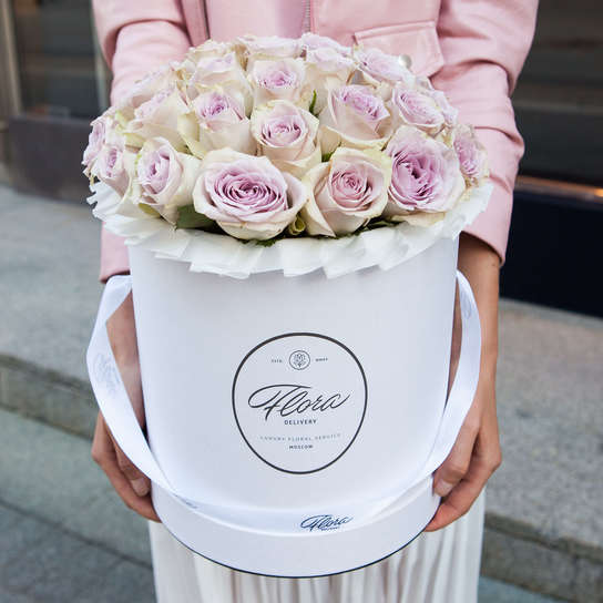 Шляпная коробка Grand с сиреневыми розами  WHITE