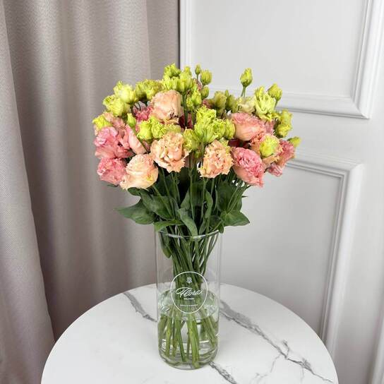 Букет из розового лизиантуса в вазе