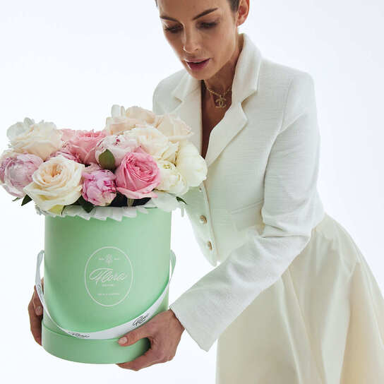 Шляпная коробка с орхидеями и садовыми розами