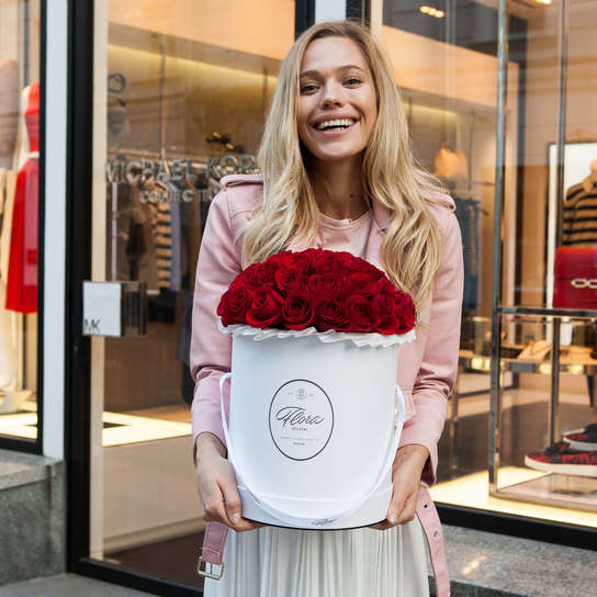 Шляпная коробка Grand с красными розами  WHITE