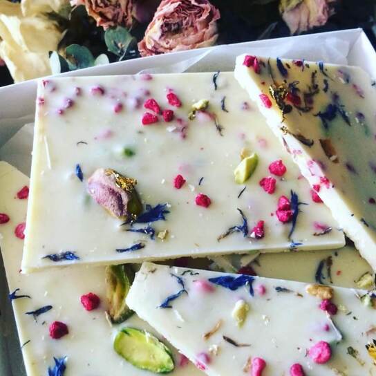 Коробочка элитного белого шоколада с малиной, фисташками и лепестками василька "Crème de la Crème" Фото 3