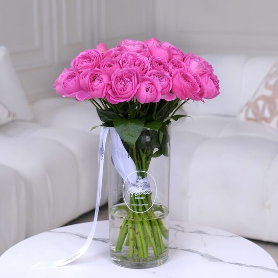 Букет из 15 кустовых роз Misty Bubbles в вазе