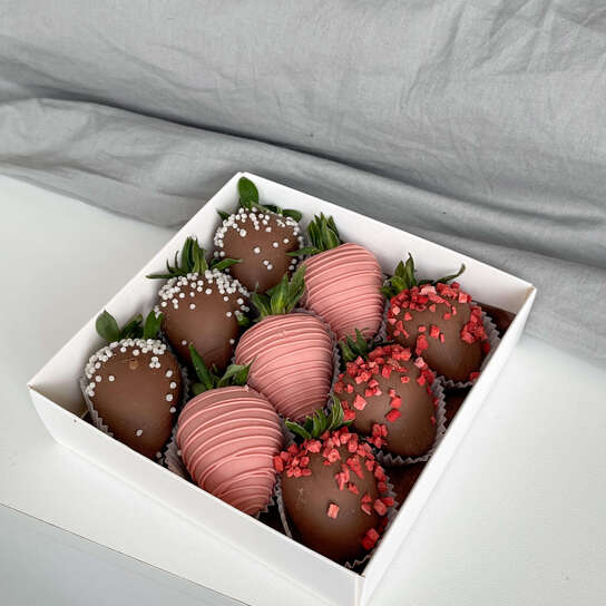 Набор клубники в шоколаде "Сладкий день" 9 шт