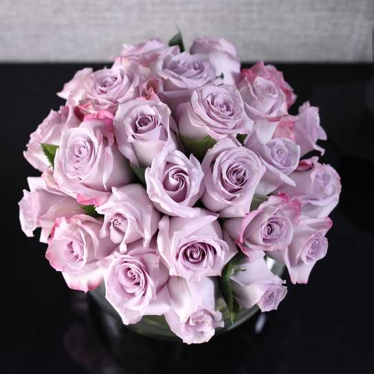 Букет из 25 роз "Purple" в вазе сфера