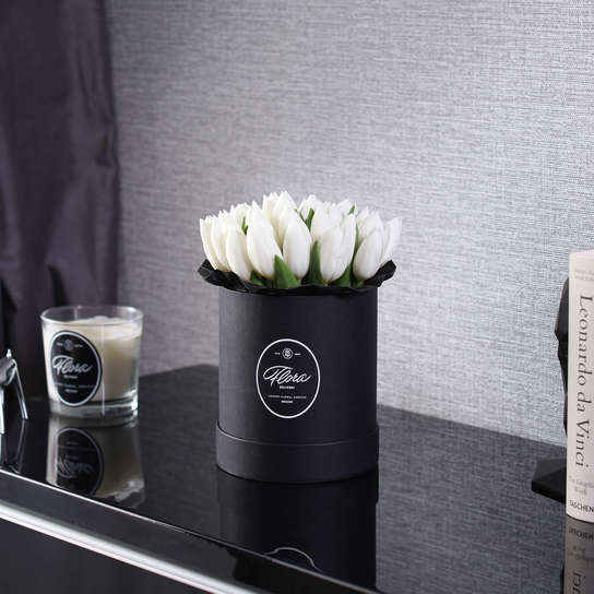 Белые тюльпаны в шляпной коробке Demi BLVCK