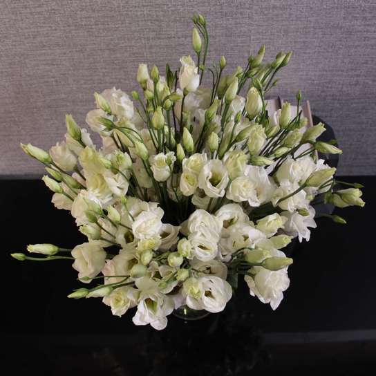 Букет из белого лизиантуса в вазе