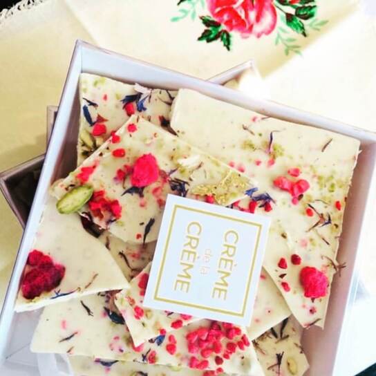 Коробочка элитного белого шоколада с малиной, фисташками и лепестками василька "Crème de la Crème"